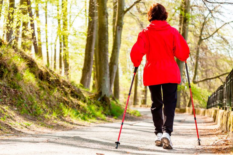 Sauvakävely lisäsi irisiinin määrää ylipainoisilla ja lihavilla keski-ikäisillä miehillä
