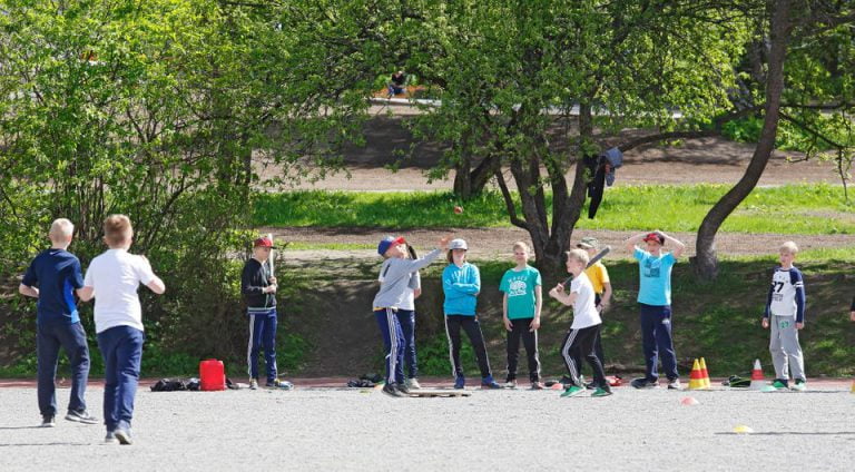 Paljon liikkuvien nuorten arvosanat säilyvät korkeampina alakoulusta yläkouluun siirryttäessä