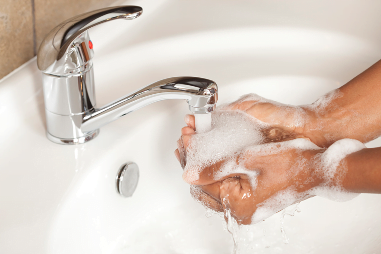 Tutkimus: kaksi kolmesta sanoo muuttaneensa käsienpesutapojaan koronakevään jälkeen Tutkimus: kaksi kolmesta sanoo muuttaneensa käsienpesutapojaan koronakevään jälkeen